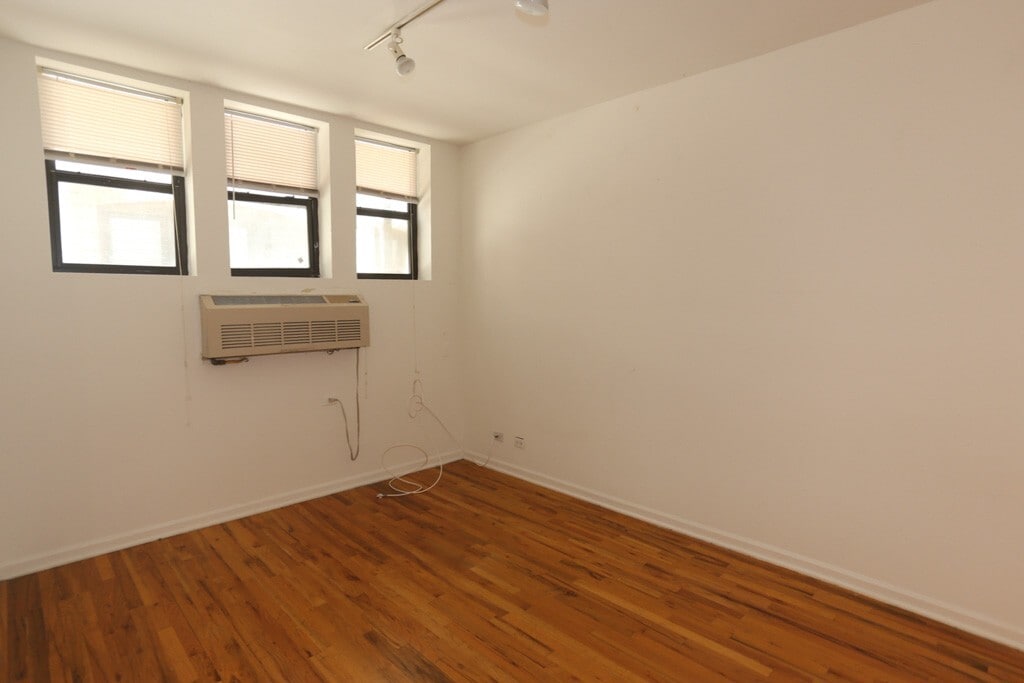 Building Photo - 922 W Dakin St
