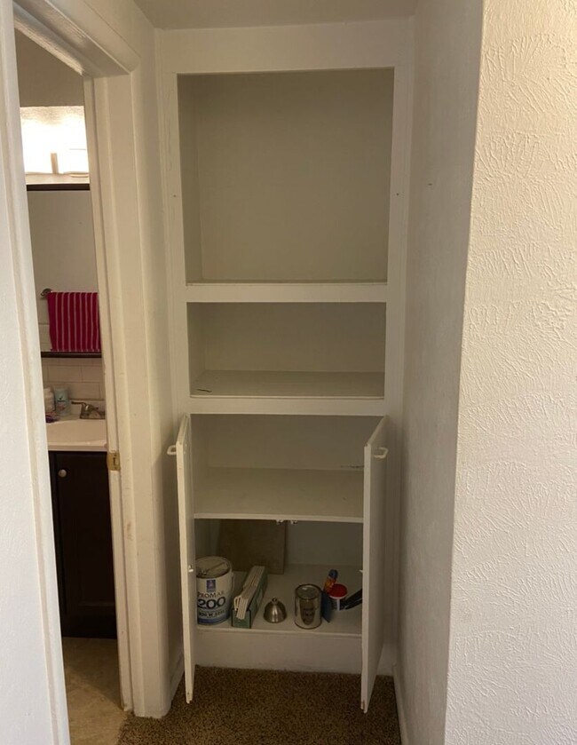 Building Photo - Available April 1 - 1 Bed/1 Bath Lindsley Park Condo