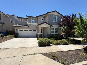Building Photo - Beautiful 4 Bedroom 3 Bath Brentwood Home With SOLAR