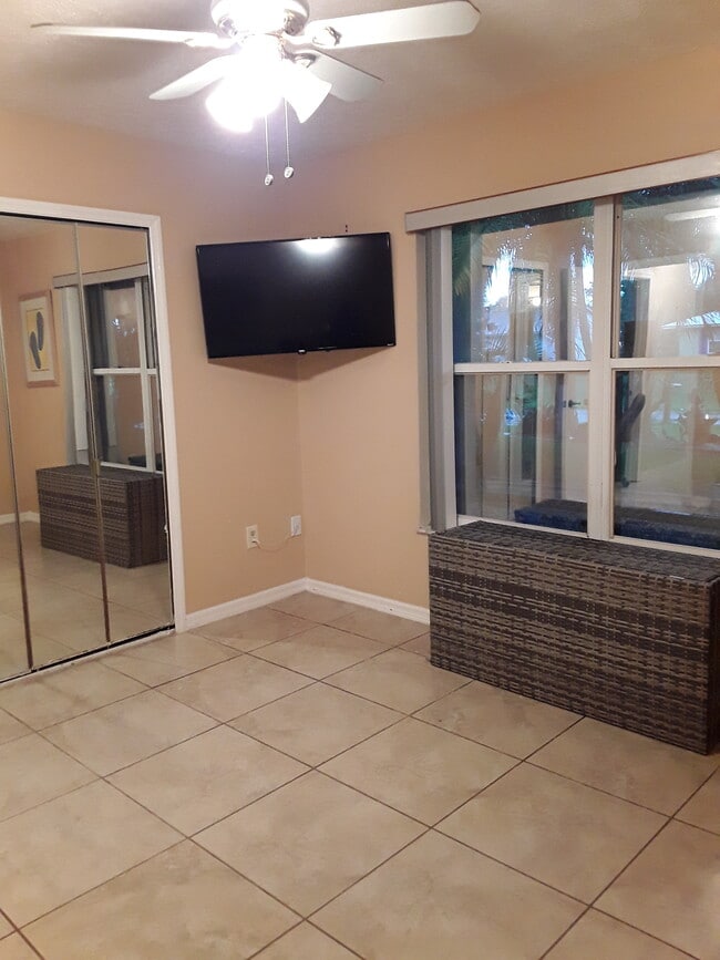 Building Photo - 118 SW Fairway Ave