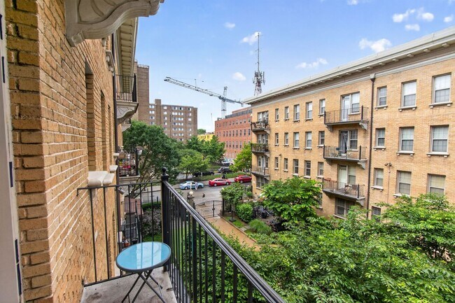 Building Photo - Sunny 1br with Balcony in Columbia Heights!
