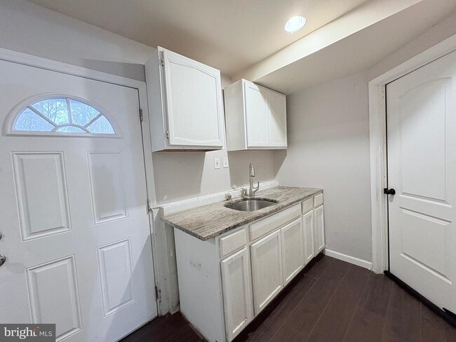 Building Photo - 2000 English Oak Ct