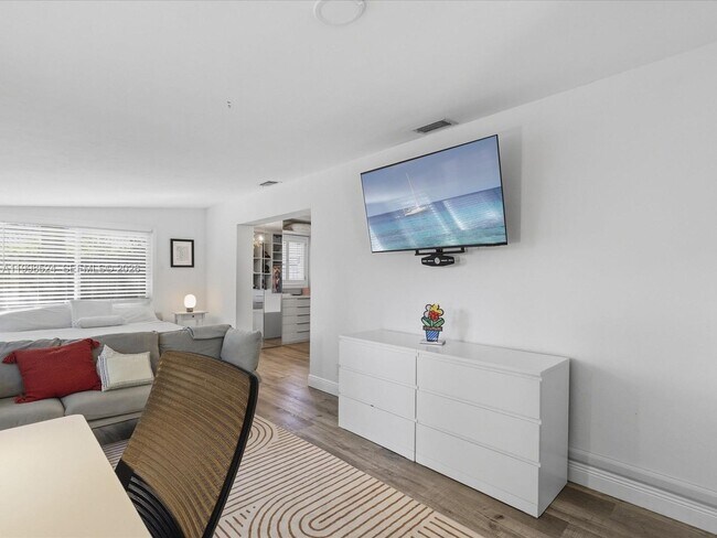 Building Photo - 2648 NE 26th Ave