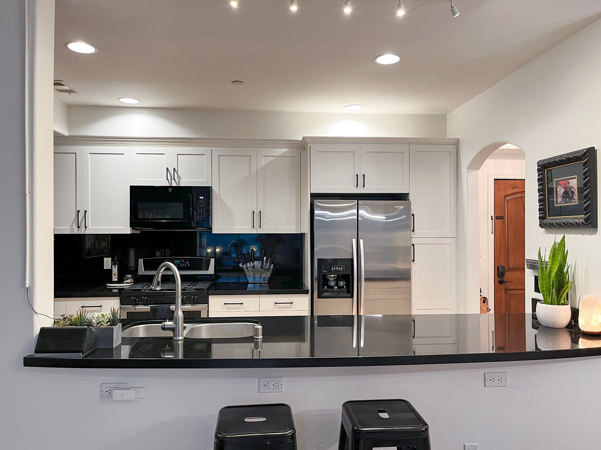 Building Photo - 5037 Rosewood Ave