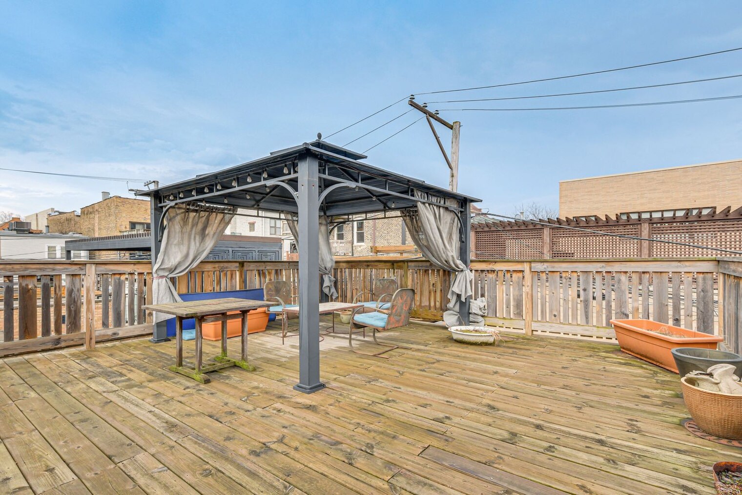 Building Photo - 2021 W Dickens Ave