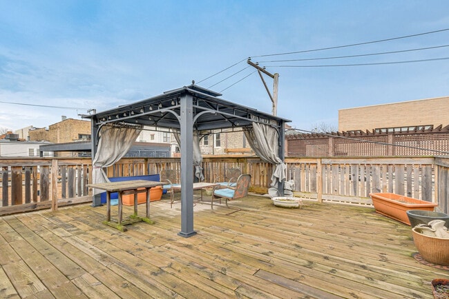 Building Photo - 2021 W Dickens Ave