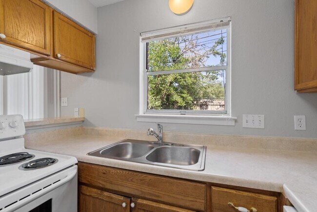Building Photo - 5800 Belmoor Dr
