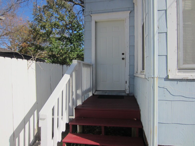 Back door from Hall to Yard - 1015 Kentucky St