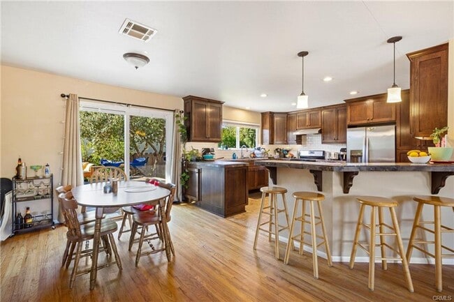 Building Photo - Updated 4bd/3ba House Right Off of Highland Dr