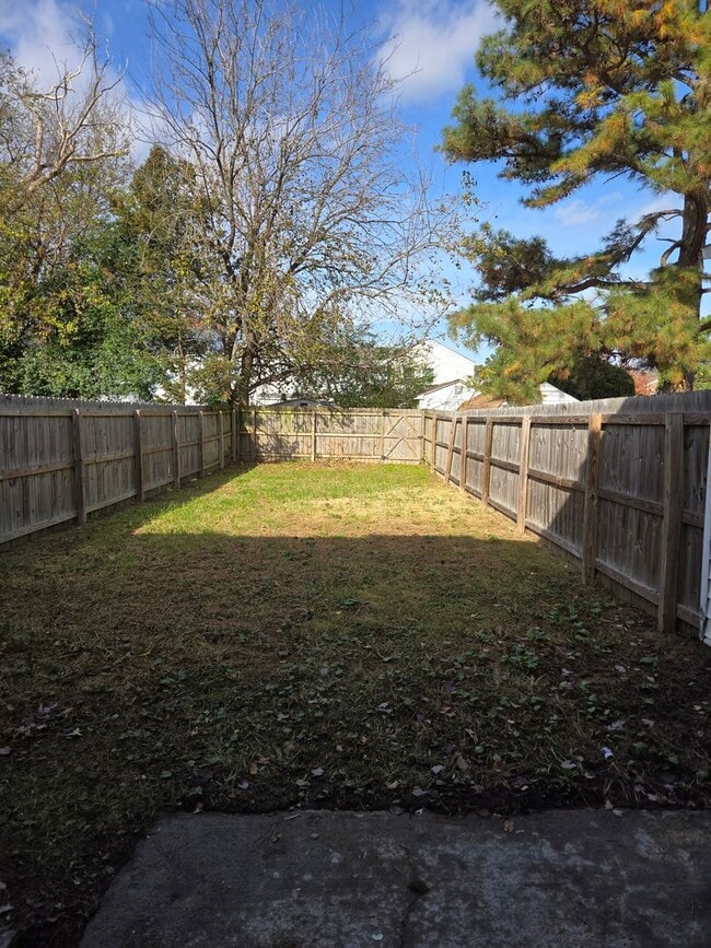 Building Photo - Move In Ready!!