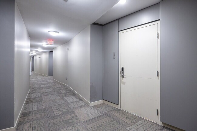 Building Photo - "Experience Urban Elegance: Spacious 2BR/2BA Condo in the Heart of Tampa!"