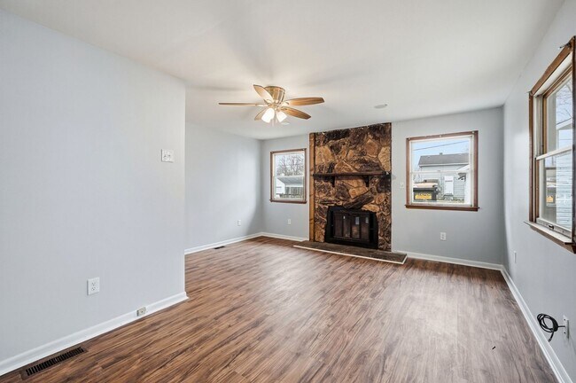 Building Photo - Three Bedroom Home in Hamilton!