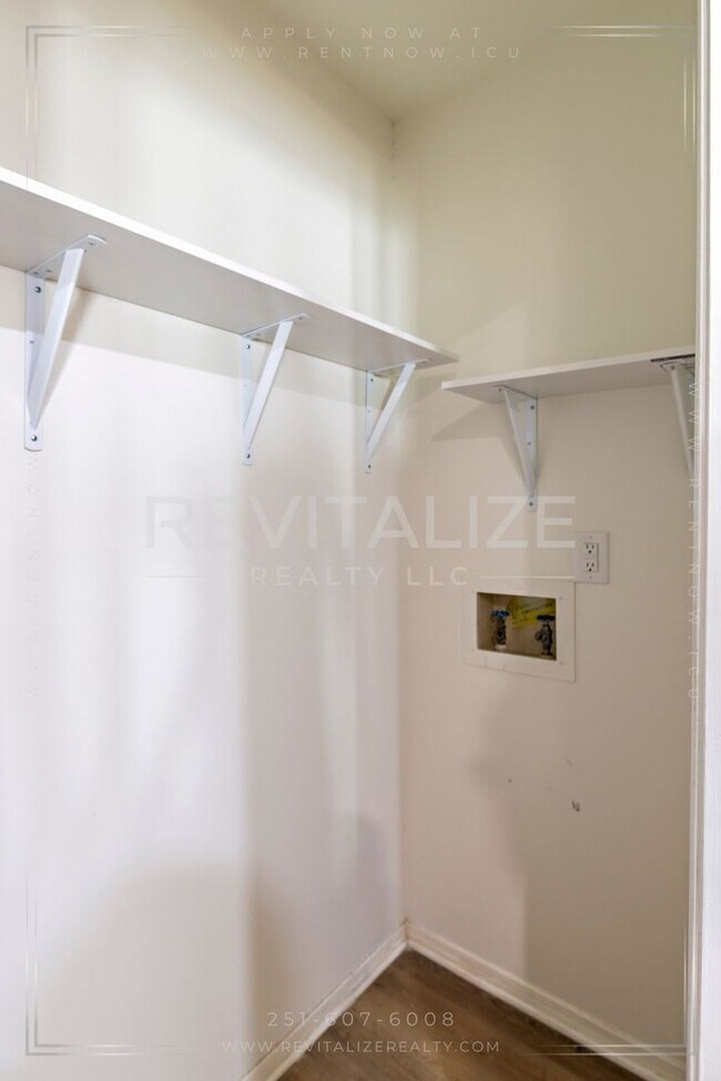 Building Photo - Beautifully Updated 3BR / 2BA in West Mobile with Private Courtyard