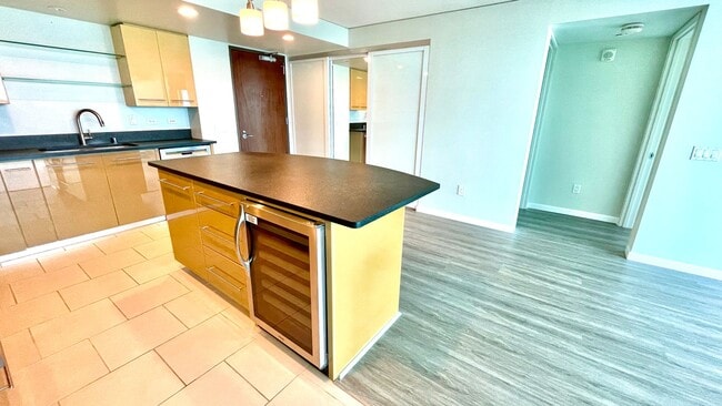 Building Photo - LUXURY DOWNTOWN PENTHOUSE w/ PANORAMIC VIE...
