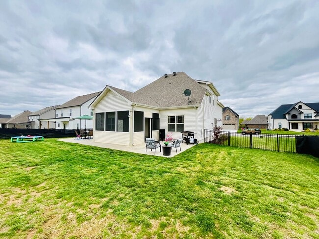 Building Photo - Georgous Large Open Floor Plan Home with Easy Commute to Nashville