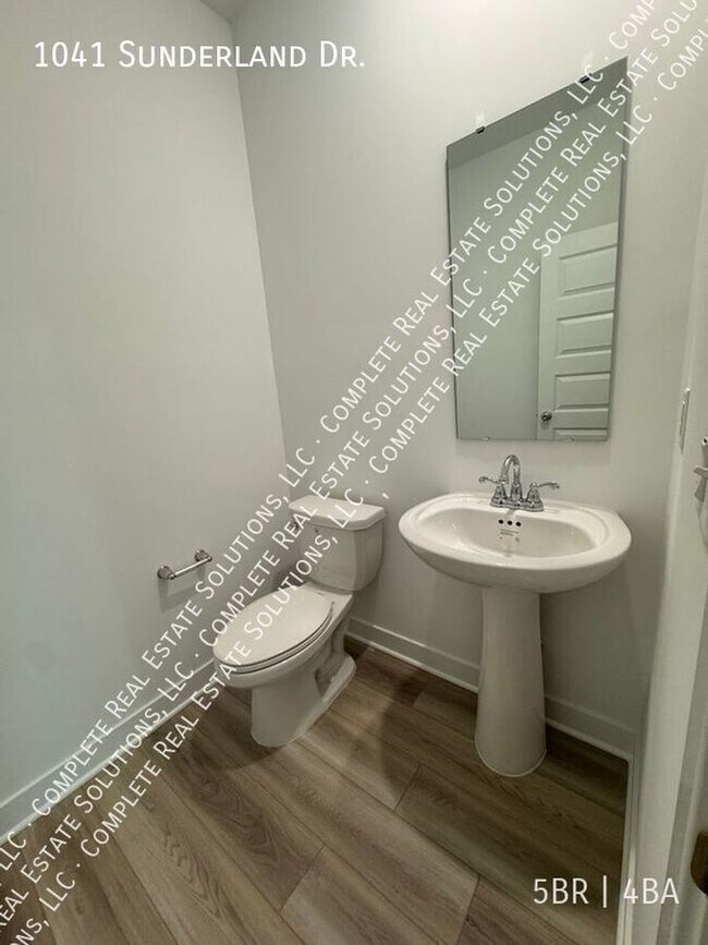 Building Photo - 1041 Sunderland Dr