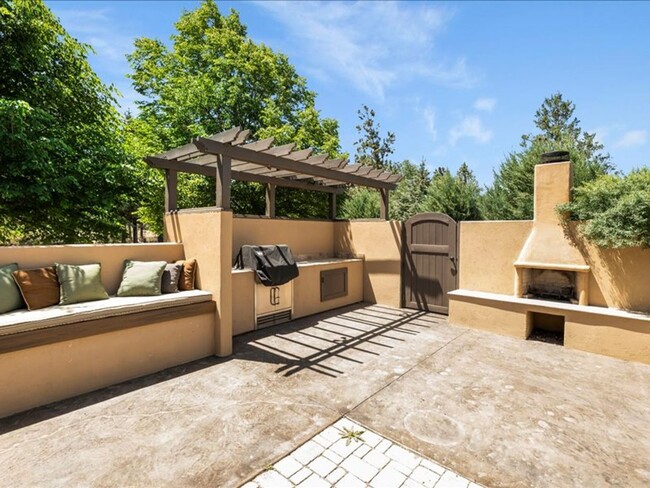 Building Photo - Stunning Tumalo Home on 3.21 Acres with Ca...