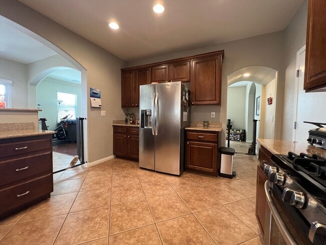 Building Photo - ABSOLUTELY AMAZING! Large 4 bedroom 2 stor...
