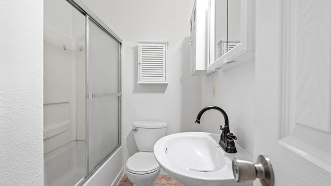 Building Photo - 2 bedroom 1 bathroom duplex Vacaville