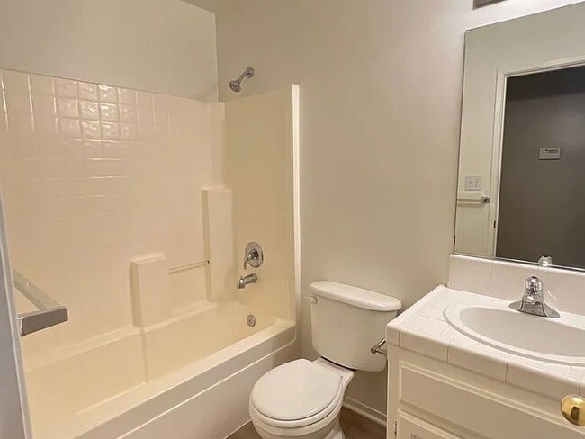Building Photo - Come check out this beautiful 3 bedroom 2 bath home