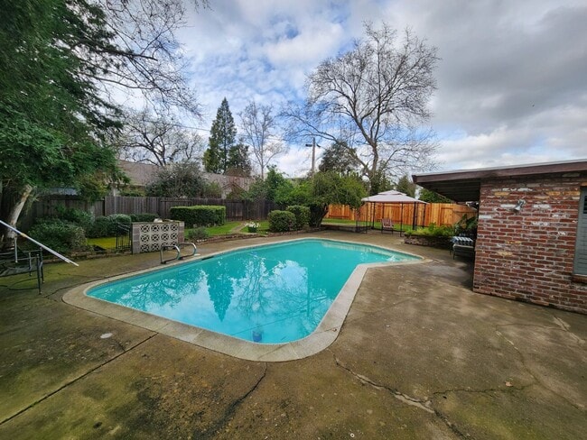 Building Photo - Move In Special: Central Roseville, Pool, Gardner Single Story Large Yard,  3 bedrooms, 2 baths, ...