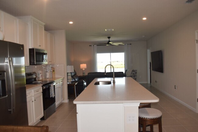 Building Photo - Stunning and elegant fully furnished 3/2/2 villa with Pool, hot tub & Lake views