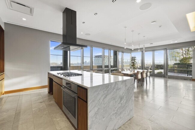 Building Photo - 2 Shore Ln