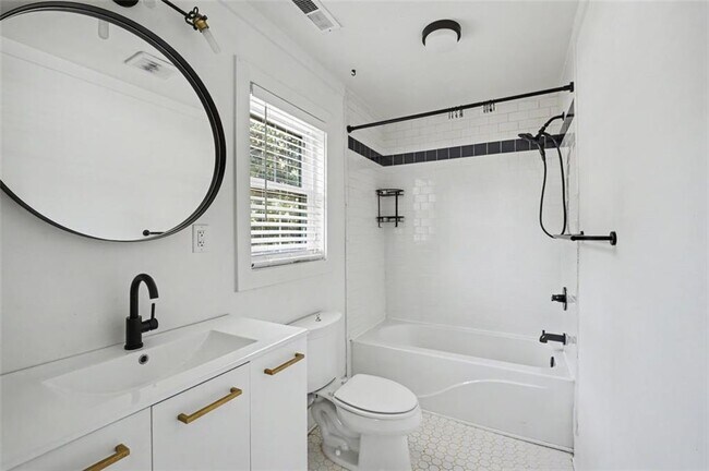 Building Photo - 2352 2nd Ave