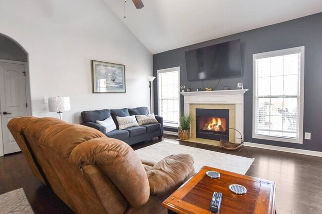 Building Photo - Pet Friendly Three Bedroom with Bonus!