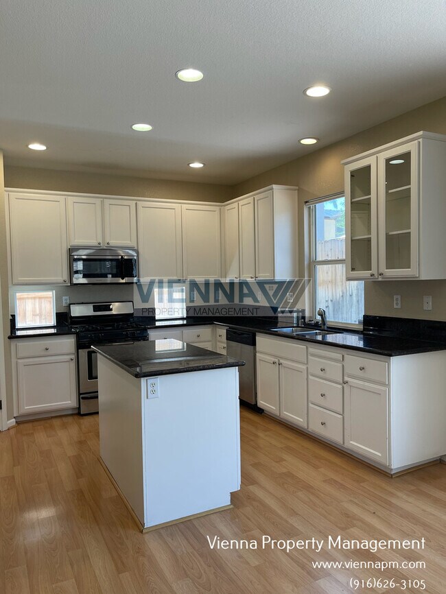Building Photo - Spacious 3 Bedroom Home in Great Location