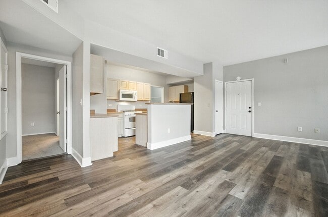 Building Photo - Northwest Condo with Modern Finishes & Gre...