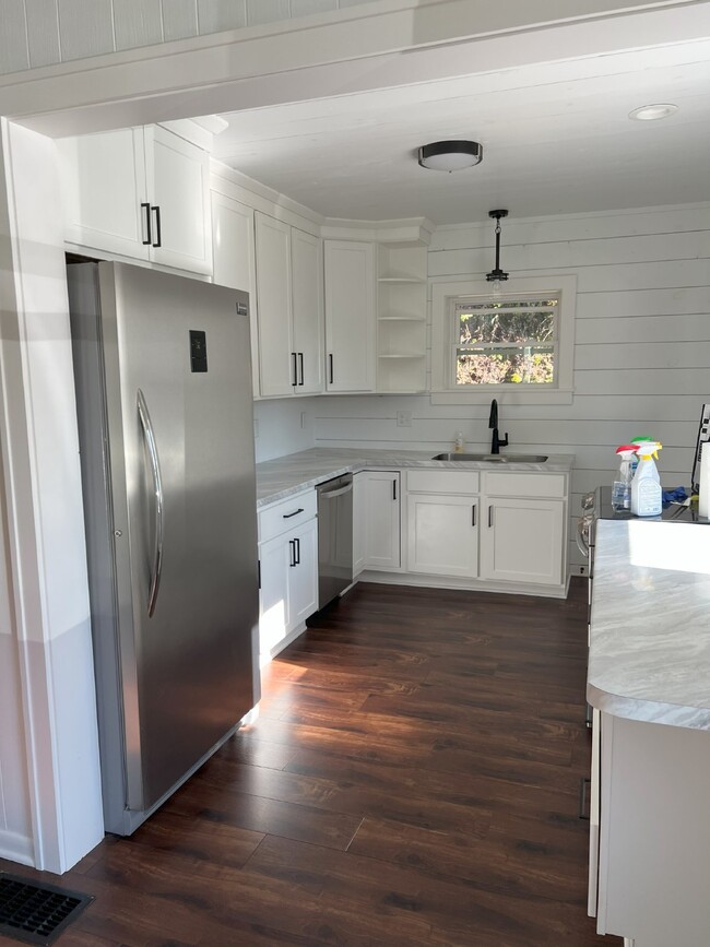 Building Photo - Remodeled 3 Bedroom, 1 Bathroom Home with ...