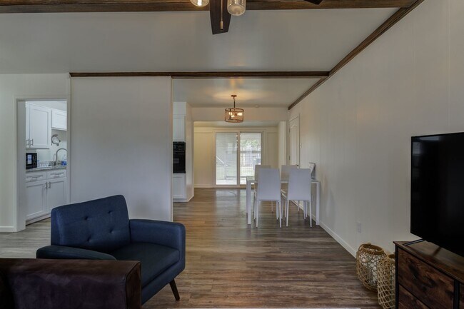 Building Photo - Charming Updated 3 Bedroom