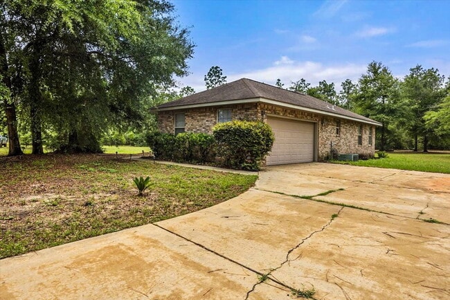Building Photo - Charming 3 Bed / 2 Bath - Avail. 8/10/26