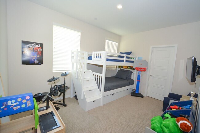 Building Photo - 3BED/4BATH Townhome in Oxnard