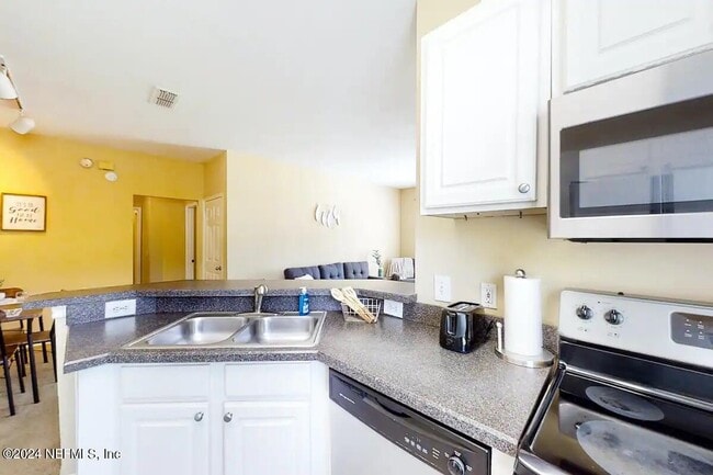 Building Photo - 13703 Richmond Park Dr N