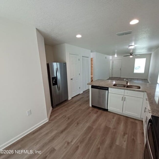 Building Photo - 3 BR 2 BA Home with Small Town Living