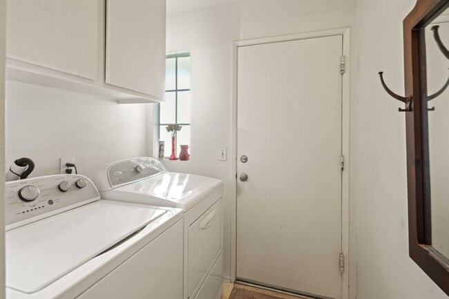 Building Photo - Wonderful Single Story Home with Great Yard in Santa Clarita!