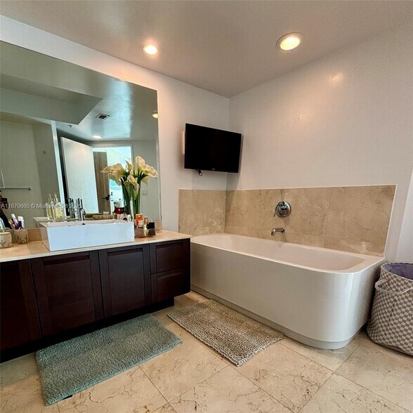 Building Photo - 150 Sunny Isles Blvd