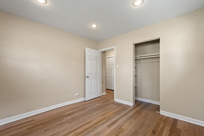 Building Photo - Fantastic Home in City Park North - Has it...
