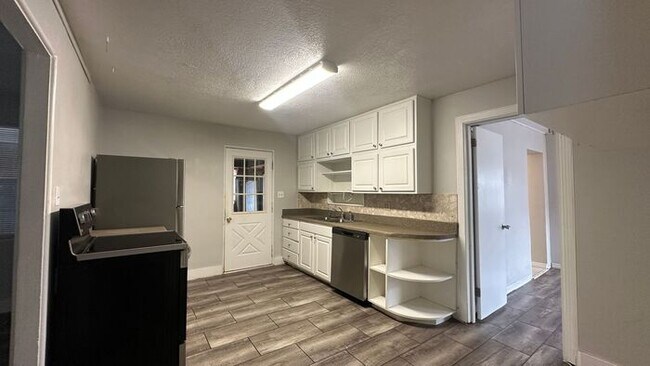 Building Photo - Spacious 3 Bed, 2 Bath Just Minutes from the Beach