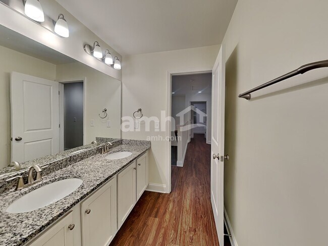 Building Photo - 252 Lake St