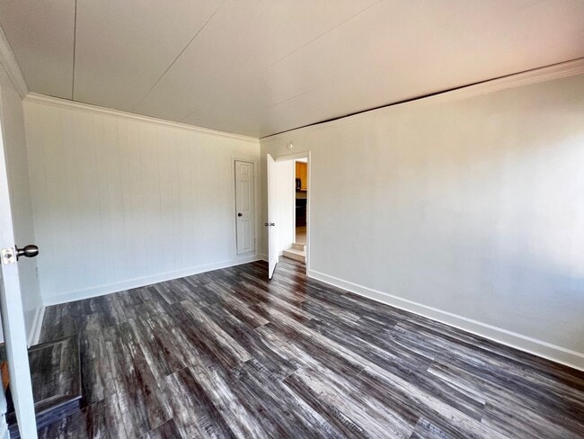 Building Photo - 4 BED HOUSE with Garage, Yard, Pets Consid...