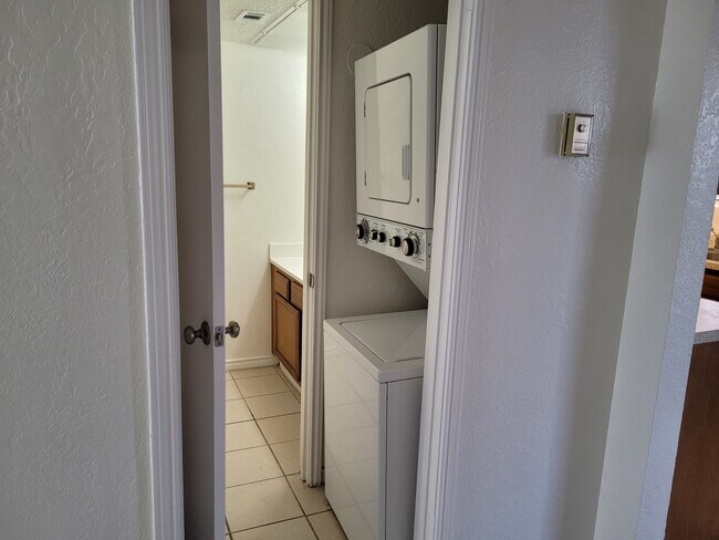 Building Photo - 5611 Ross Ave