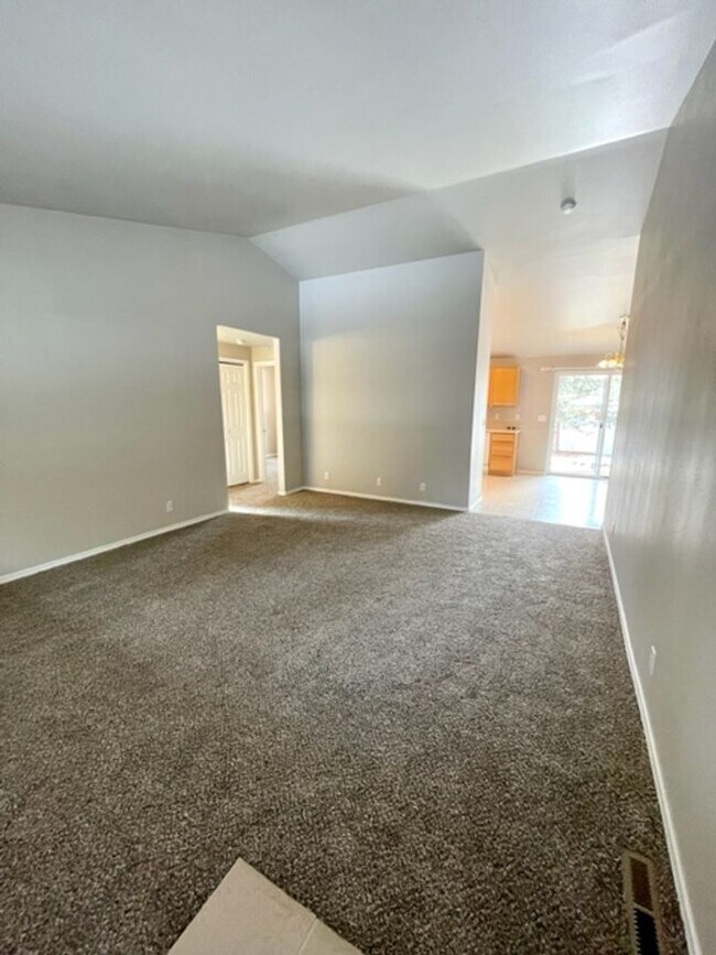Building Photo - Beautiful 3 Bedroom Single Level home near...