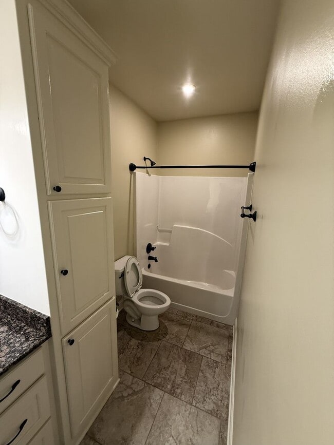 Building Photo - Charming 3 Bedroom Home in Willowbrook Subdivision!