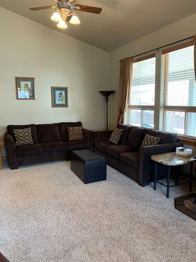 Building Photo - Fully Furnished Home is NE Bend Short Term...