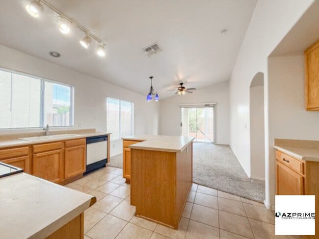 Building Photo - Lovely 3/2 El Mirage House - Spacious &amp; Modern!