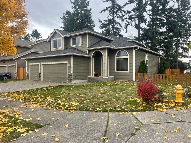 Building Photo - Gorgeous, Pet Friendly Home Close to Every...