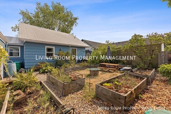 Building Photo - 6533 N Campbell Ave